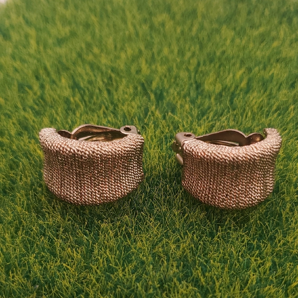 Vintage Gold Tone Mesh Clip On Earrings E507